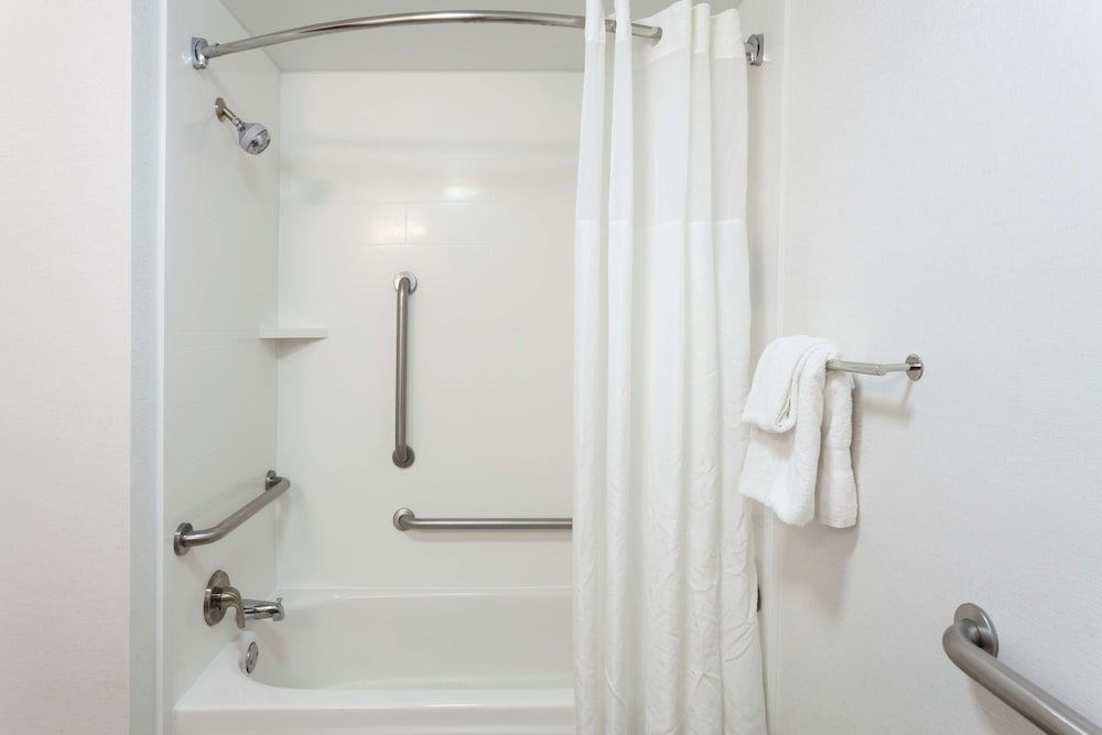 Hampton Inn Orlando International Drive Convention Center Room, 1 King Bed, Accessible, Bathtub (Mobility & Hearing) 5