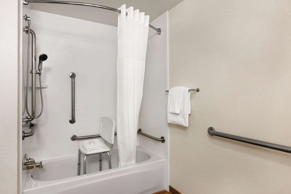 Hampton Inn Orlando International Drive Convention Center Room, 1 King Bed, Accessible, Bathtub (Mobility & Hearing) 6