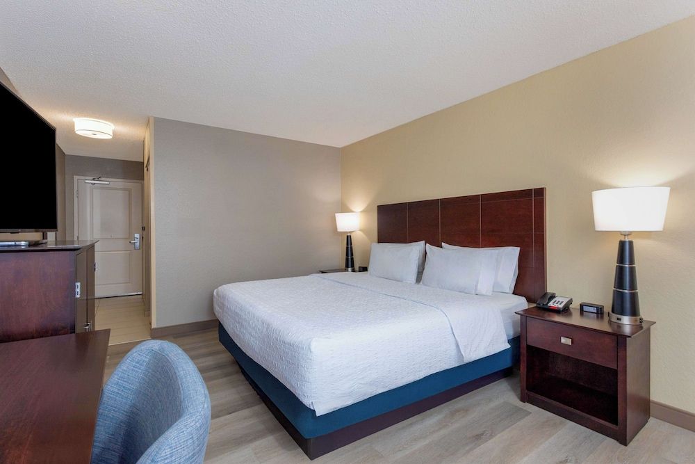 Hampton Inn Orlando-International Airport Room, 1 King Bed, Non Smoking 2