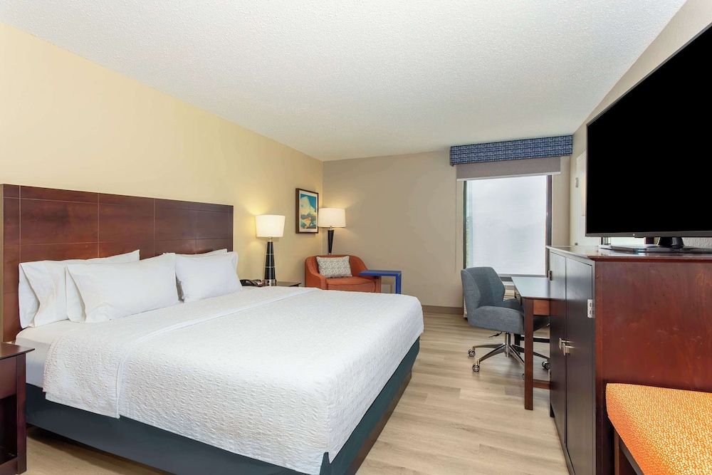 Hampton Inn Orlando-International Airport Room, 1 King Bed, Non Smoking 2