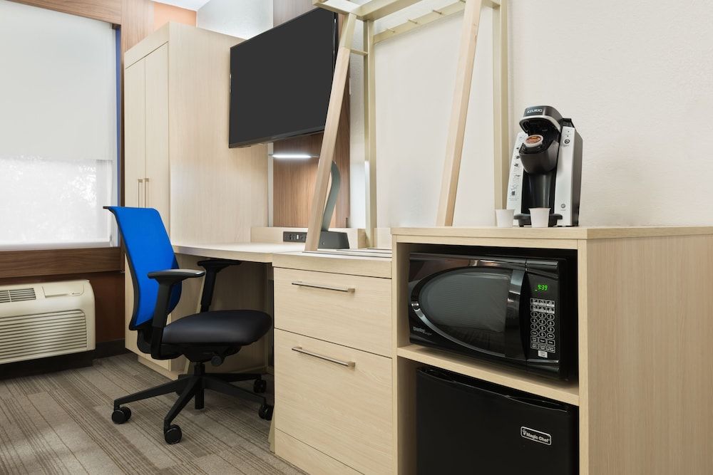 Holiday Inn Express & Suites Nearest Universal Orlando by IHG Standard Room, 1 Queen Bed, Accessible (Communications, Roll-In Shower) 4