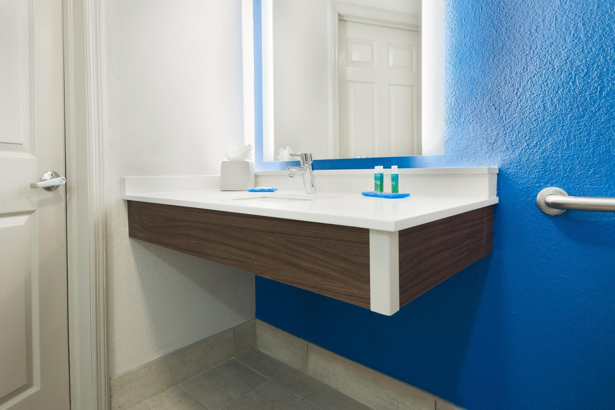 1 Queen Bed Standard Mobility Accessible Tub