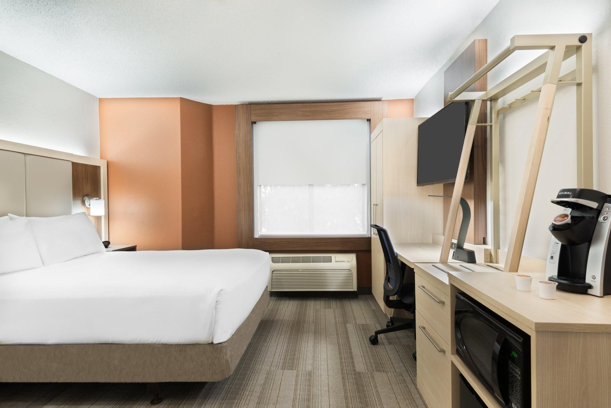 1 Queen Bed Standard Mobility Accessible Tub