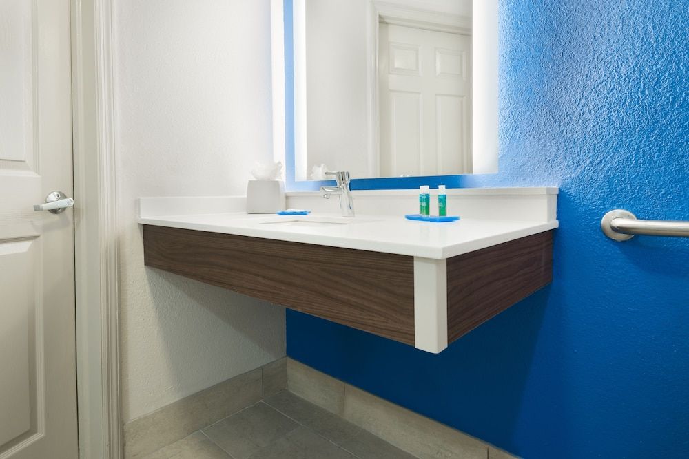 Holiday Inn Express & Suites Nearest Universal Orlando by IHG Standard Room, 1 Queen Bed, Accessible (Communications, Roll-In Shower) 2
