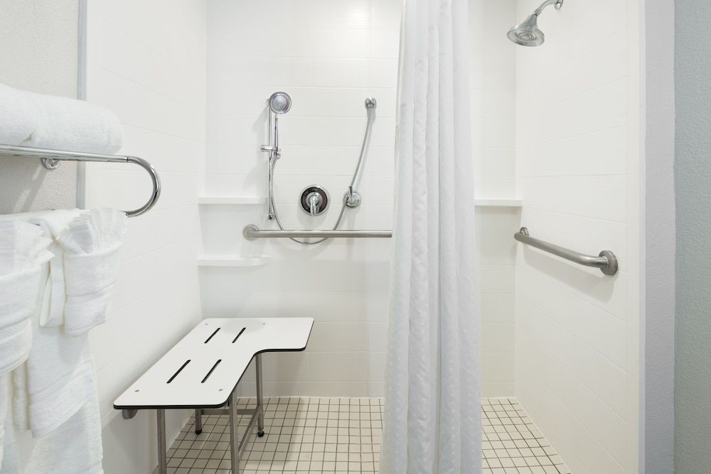 Holiday Inn Express & Suites Nearest Universal Orlando by IHG Standard Room, 1 Queen Bed, Accessible (Communications, Roll-In Shower) 3