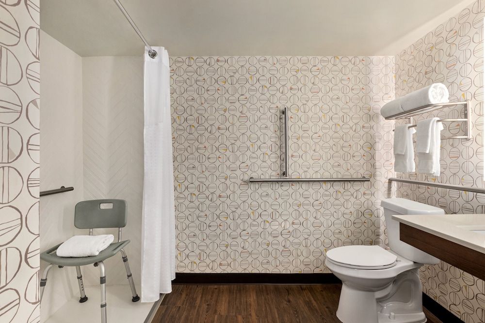 Holiday Inn Orlando International Airport by IHG Standard Room, 1 King Bed, Accessible (Communications Accessible) 5