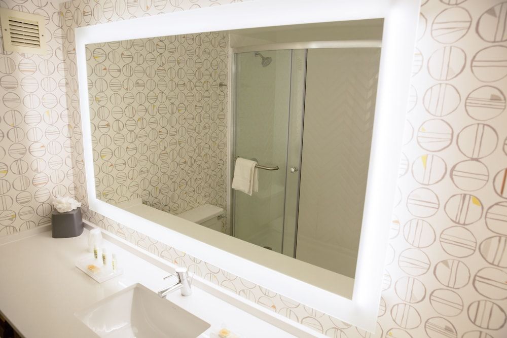 Holiday Inn Orlando International Airport by IHG Standard Room, 1 King Bed, Accessible (Communications Accessible) 7