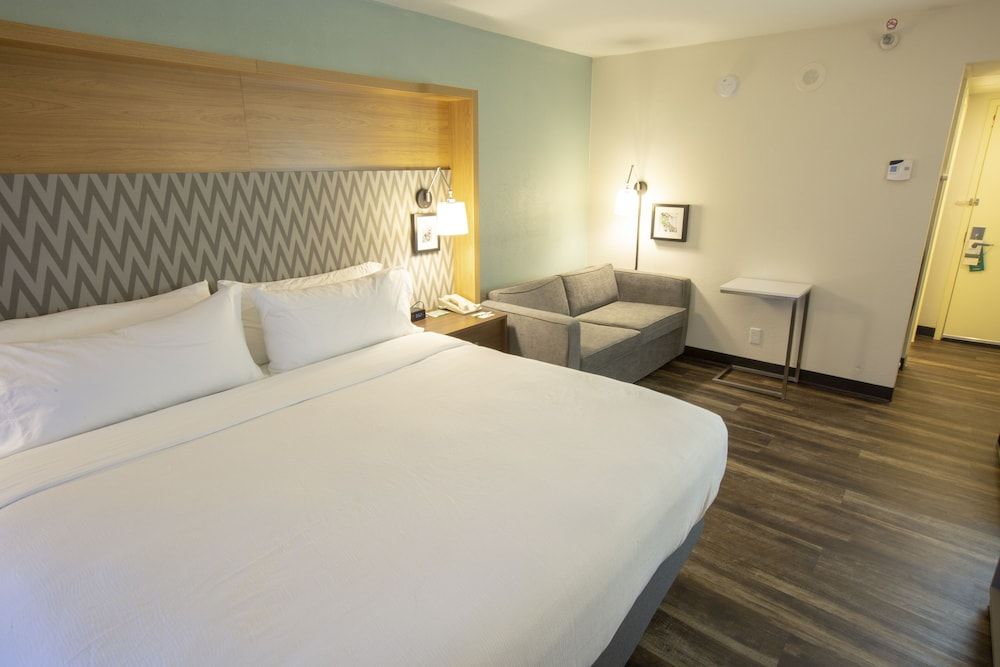 Holiday Inn Orlando International Airport by IHG Standard Room, 1 King Bed, Accessible (Communications Accessible)