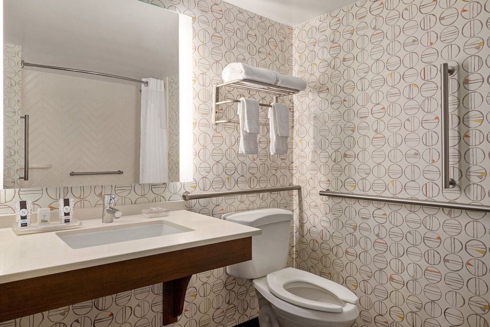 Holiday Inn Orlando International Airport by IHG Standard Room, 1 King Bed, Accessible (Communications Accessible) 8