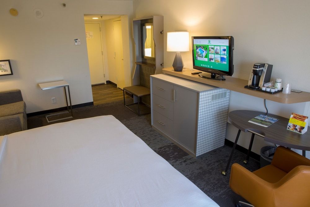 Holiday Inn Orlando International Airport by IHG Standard Room, 1 King Bed, Accessible (Communications Accessible) 10
