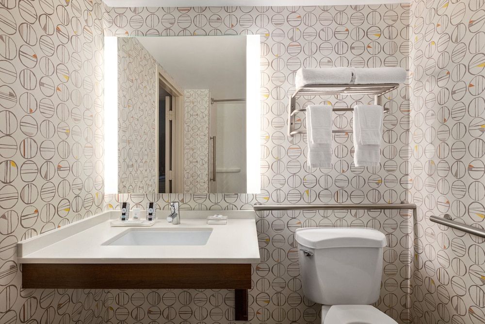 Holiday Inn Orlando International Airport by IHG Standard Room, 1 King Bed, Accessible (Communications Accessible) 3