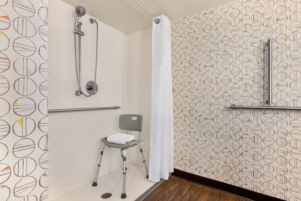 Holiday Inn Orlando International Airport by IHG Standard Room, 1 King Bed, Accessible (Communications Accessible) 4