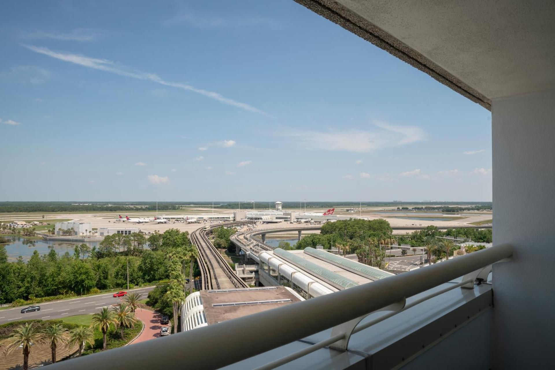 2 Queen Beds With Runway View
