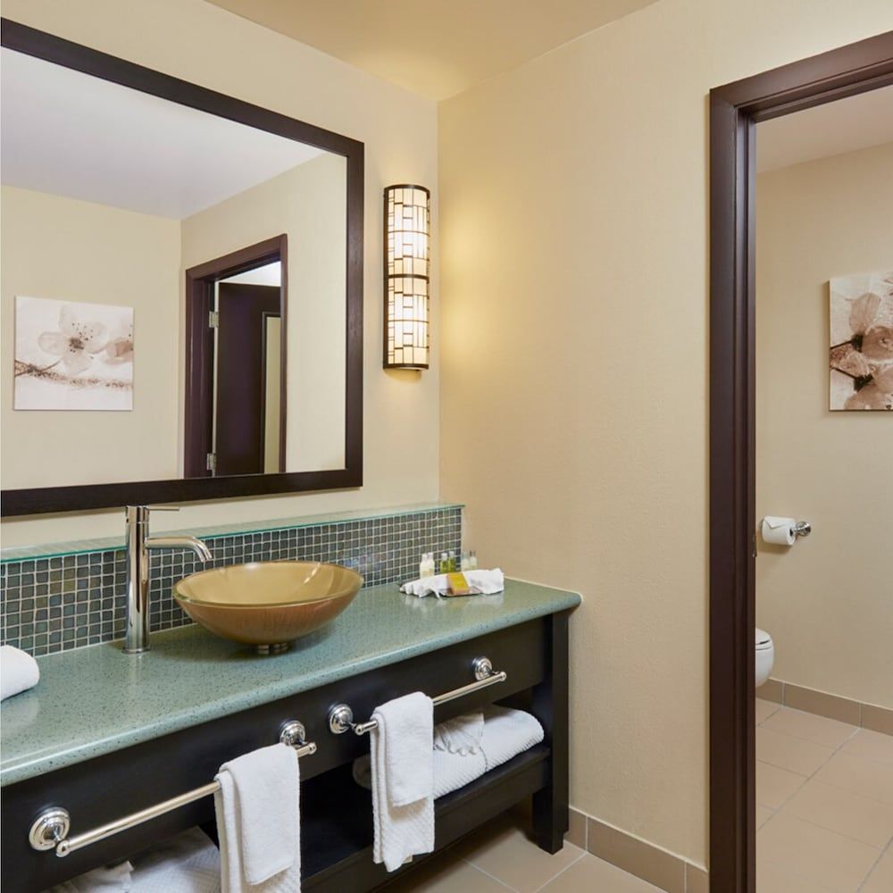 DoubleTree by Hilton Orlando Theme Park Resort Room, 2 Queen Beds, Accessible, Non Smoking (Roll-In Shower) 4