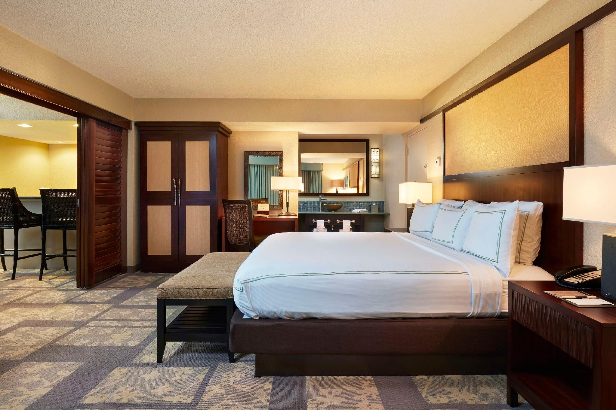 1 King Bed Suite - Wet Bar - Non Smoking