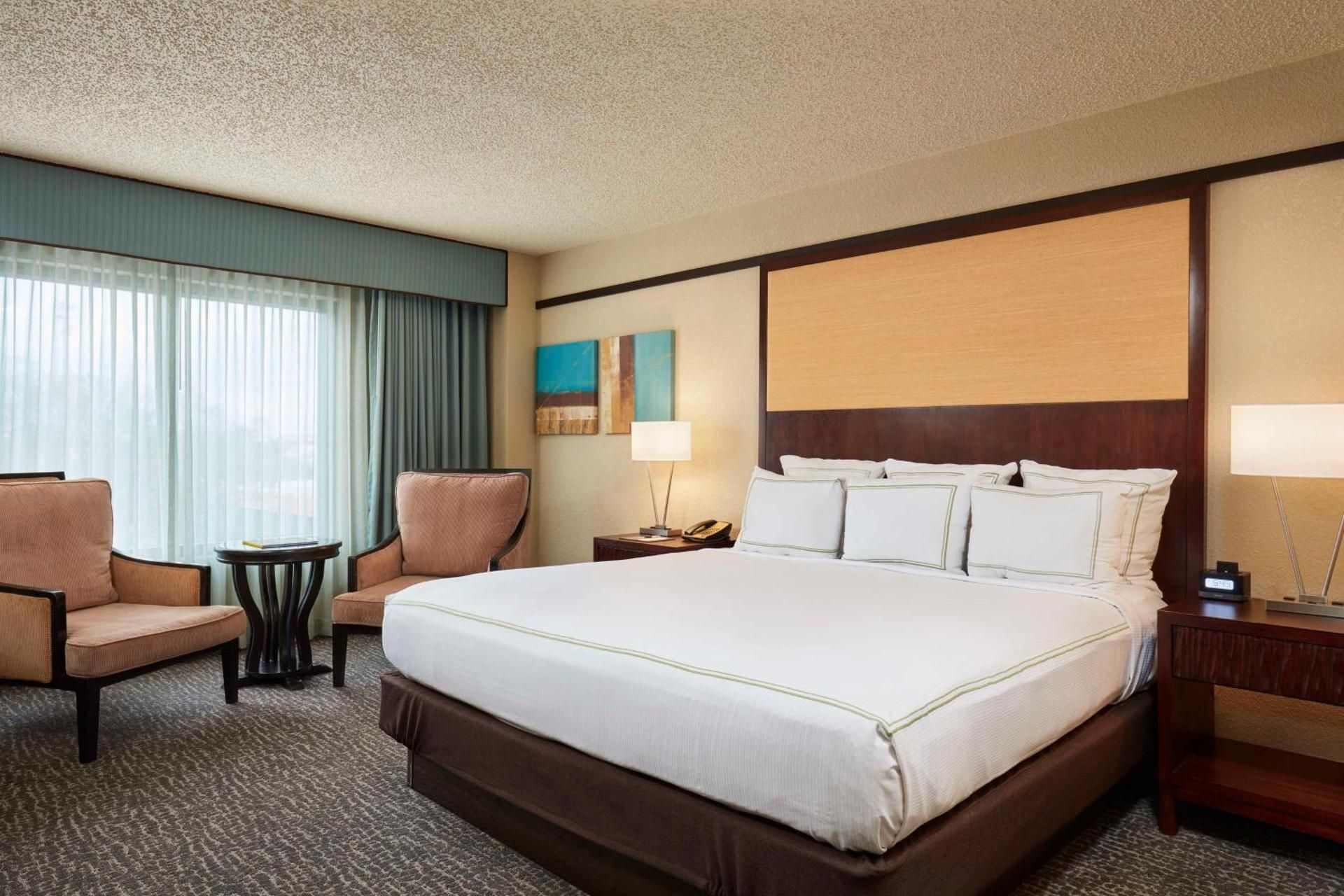 1 KING BED - WETBAR - RESORT VIEW