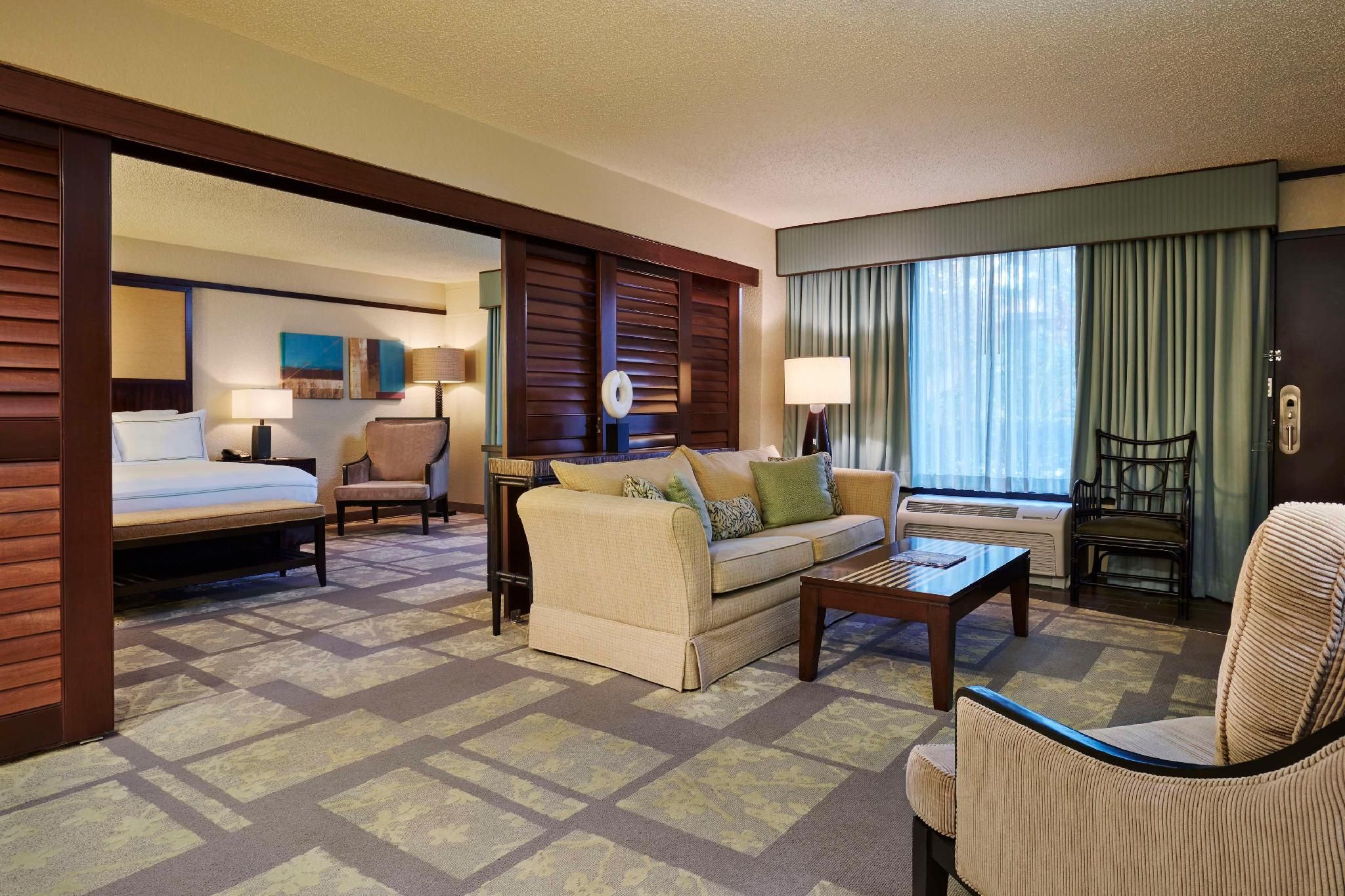 1 King Bed Suite - Wet Bar - Non Smoking