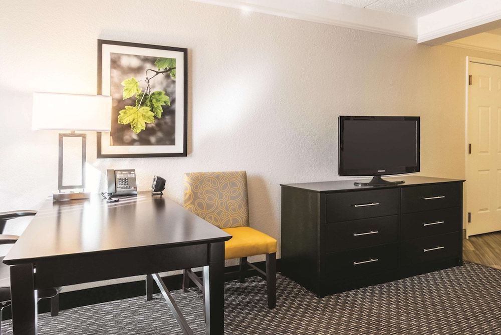 La Quinta Inn & Suites by Wyndham Orlando Airport North Room, 1 King Bed, Non Smoking 13