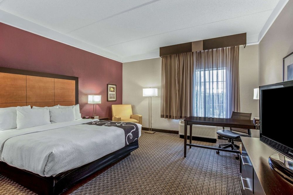 La Quinta Inn & Suites by Wyndham Orlando Airport North Room, 1 King Bed, Non Smoking 5