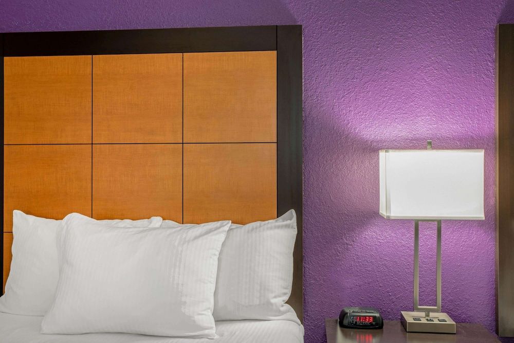 La Quinta Inn & Suites by Wyndham Orlando Airport North Room, 1 King Bed, Non Smoking 3