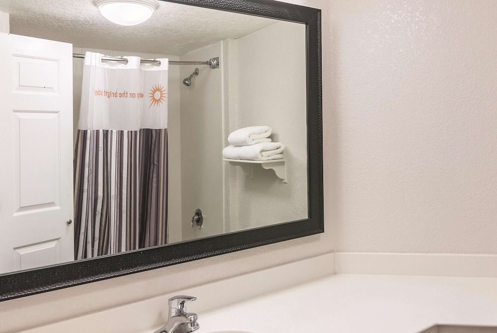 La Quinta Inn & Suites by Wyndham Orlando Airport North Room, 1 King Bed, Non Smoking 11