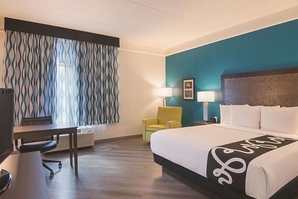 La Quinta Inn & Suites by Wyndham Orlando UCF Room, 1 King Bed, Non Smoking 3