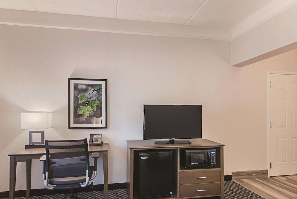 undefined La Quinta Inn & Suites by Wyndham Orlando UCF 2