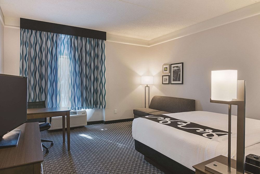 undefined La Quinta Inn & Suites by Wyndham Orlando UCF 3