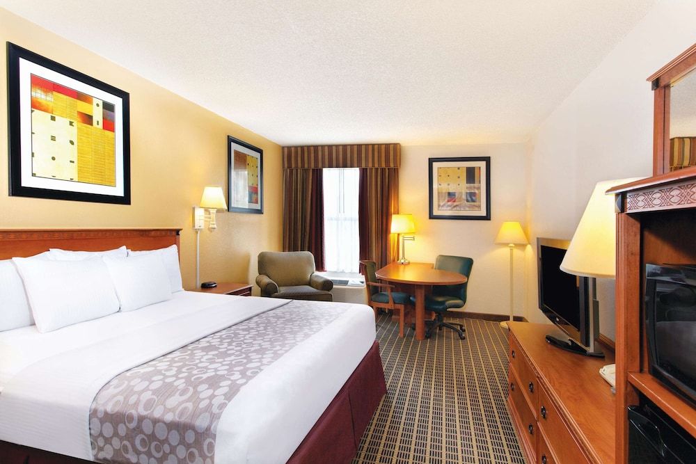 La Quinta Inn by Wyndham Orlando International Drive North Deluxe Room, 1 King Bed, Non Smoking (Courtyard/Pool View)
