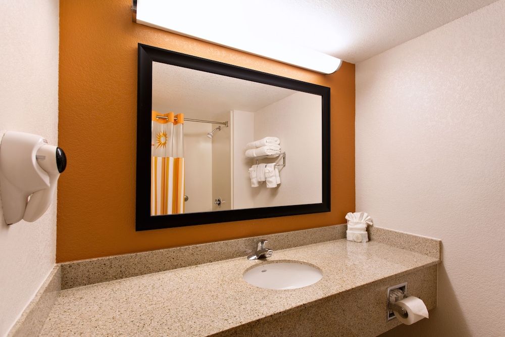 undefined La Quinta Inn by Wyndham Orlando International Drive North 9