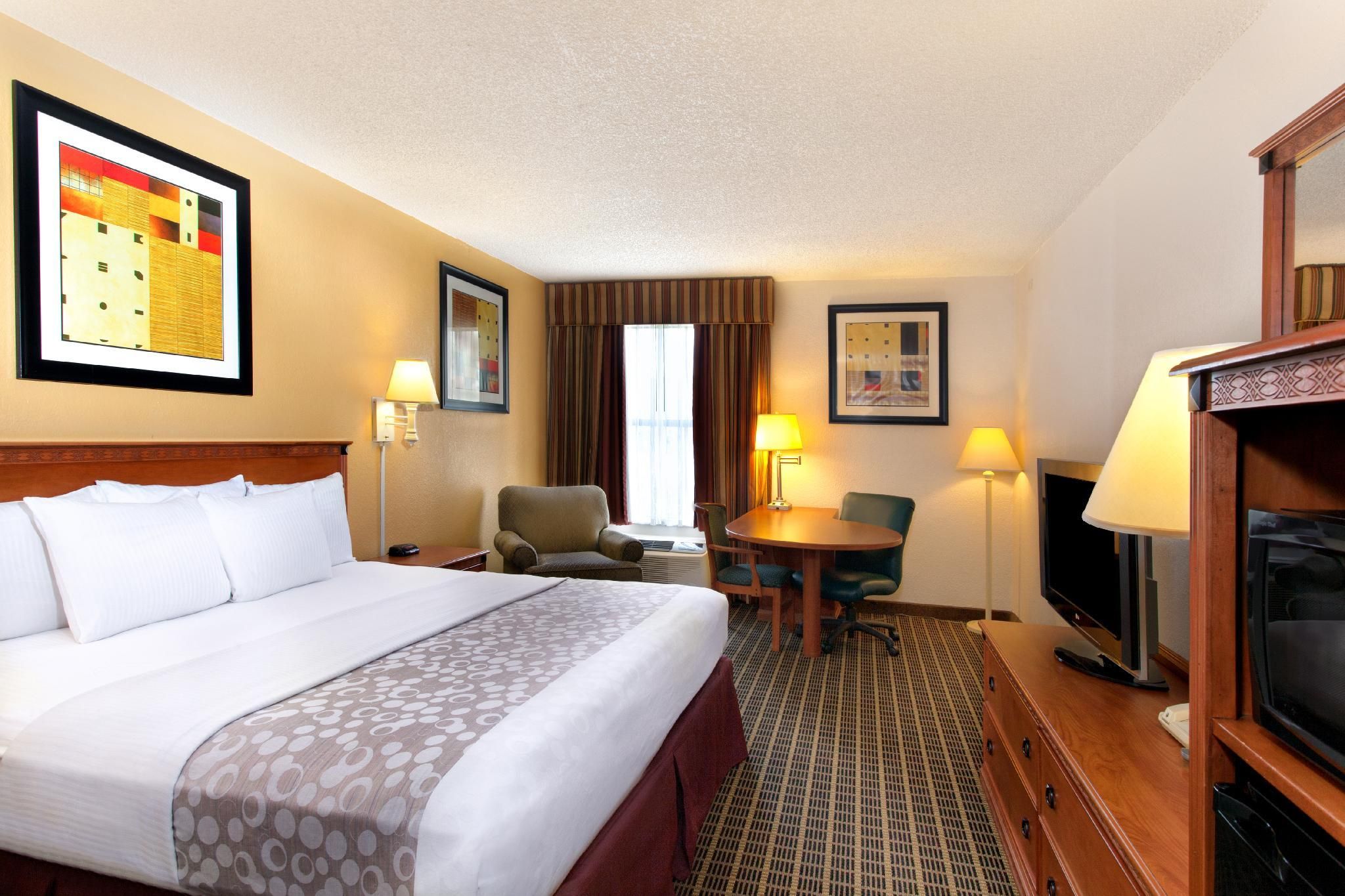 1 King Bed, Deluxe Room, Courtyard/Pool View, Non-Smoking