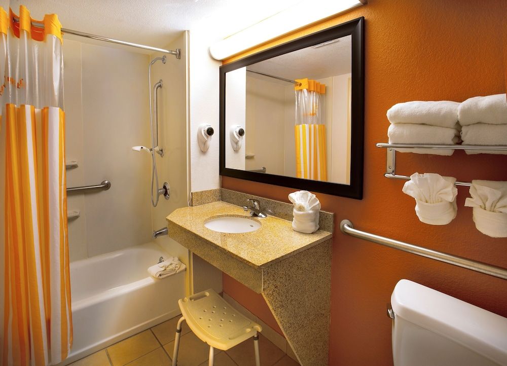 undefined La Quinta Inn by Wyndham Orlando International Drive North 5