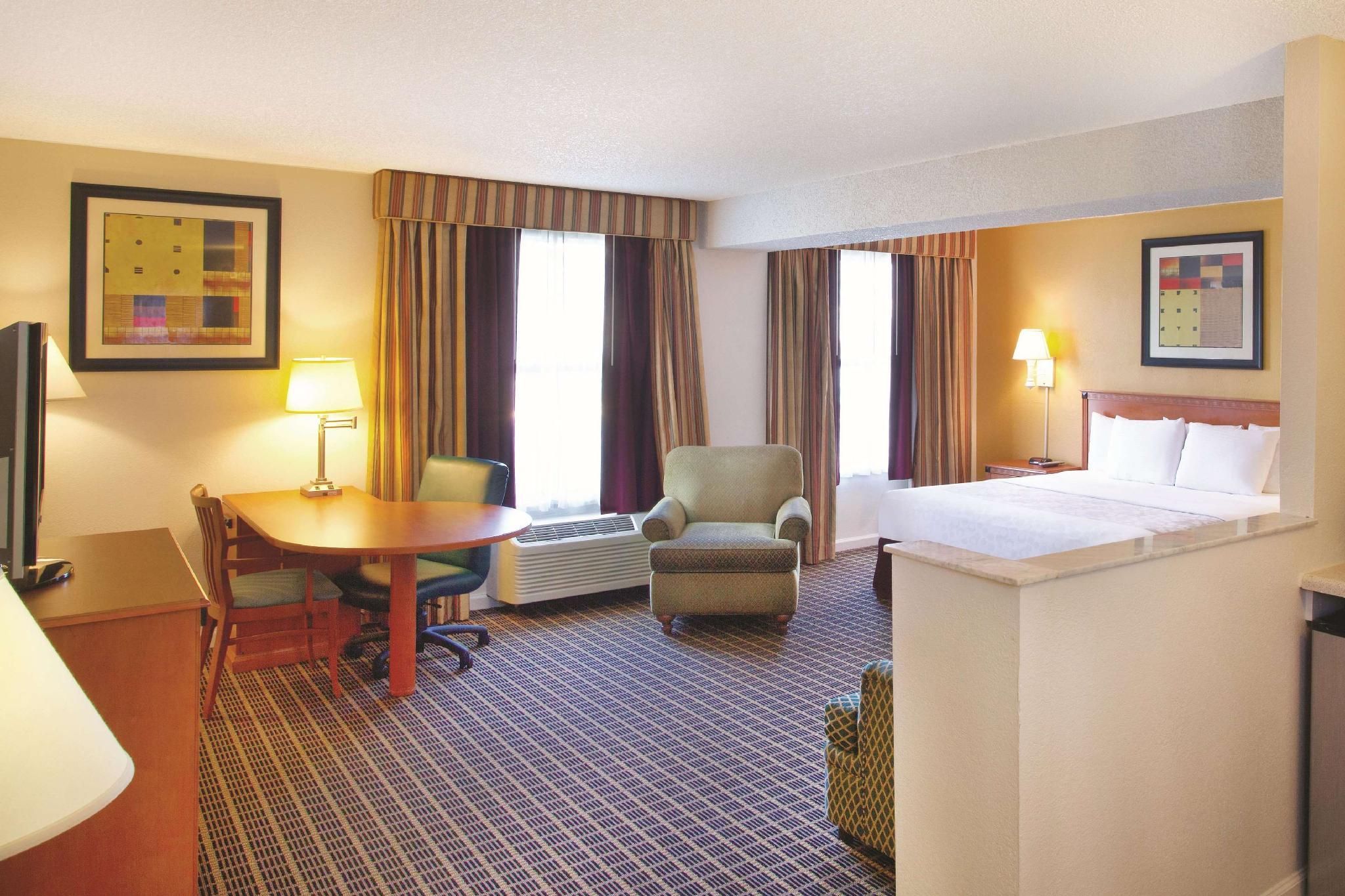 1 King Bed, Deluxe Executive Suite, Non-Smoking
