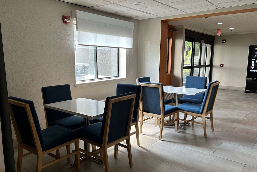 undefined La Quinta Inn & Suites by Wyndham Orlando South 10