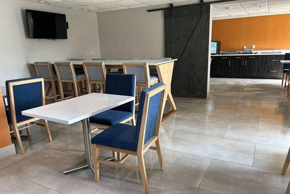 undefined La Quinta Inn & Suites by Wyndham Orlando South 9