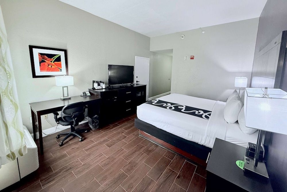 undefined La Quinta Inn & Suites by Wyndham Orlando Universal area 5