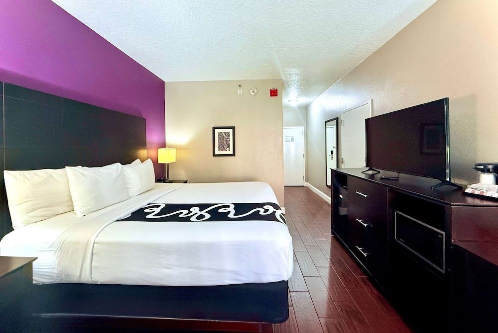La Quinta Inn & Suites by Wyndham Orlando Universal area Room, 1 King Bed, Accessible, Non Smoking (Bathtub) 2