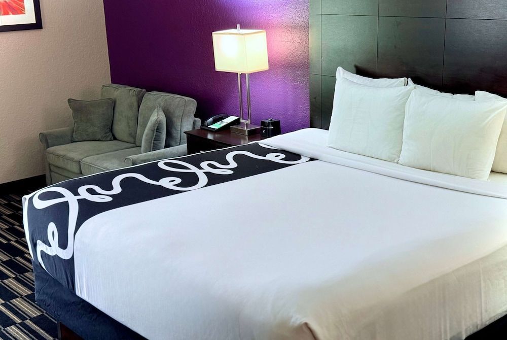 undefined La Quinta Inn & Suites by Wyndham Orlando Universal area 3