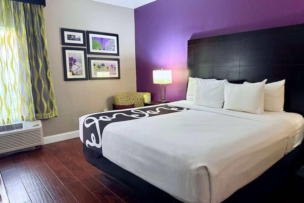 La Quinta Inn & Suites by Wyndham Orlando Universal area Room, 1 King Bed, Accessible, Non Smoking (Bathtub)