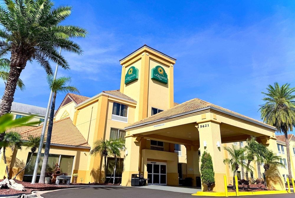 undefined La Quinta Inn & Suites by Wyndham Orlando Universal area 2