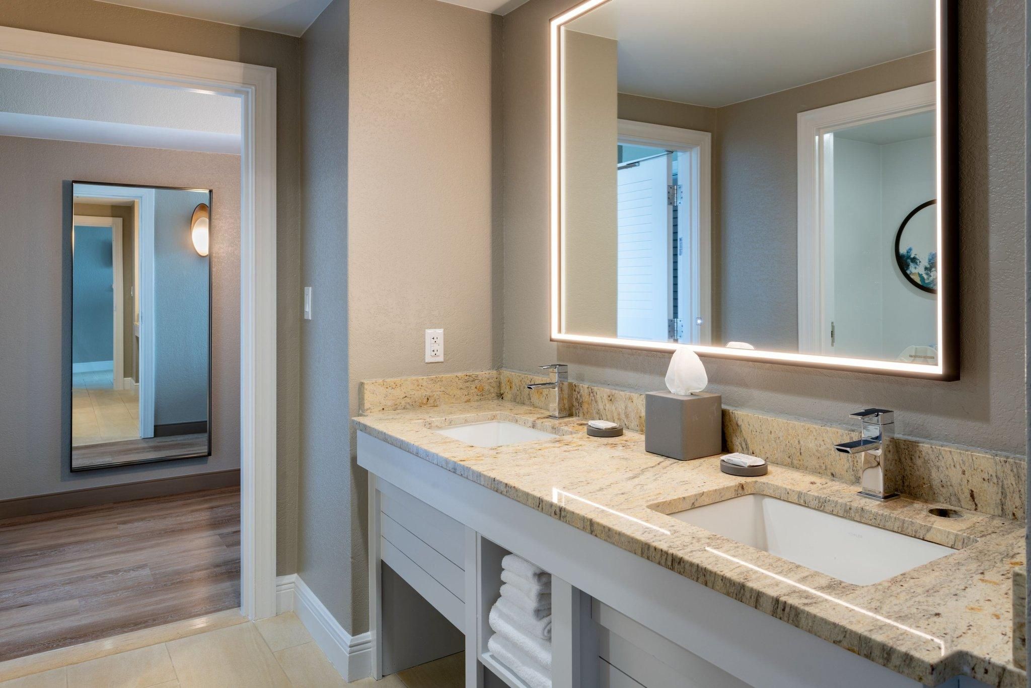 Fairway, Suite, 1 King, Sofa Bed, Golf View, Balcony