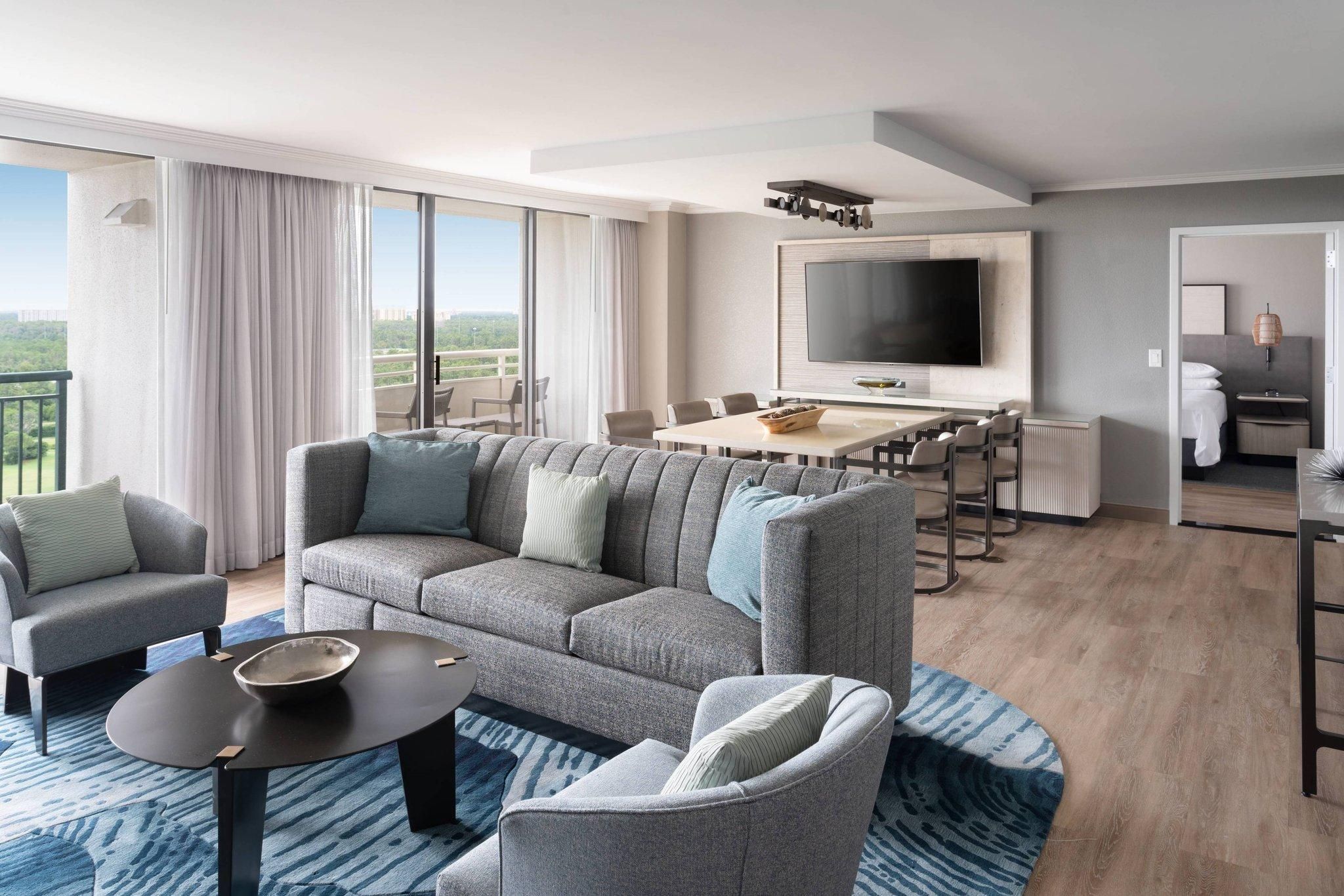 Ambassador, Suite, 2 Queen, Sofa bed, Pool view, Balcony