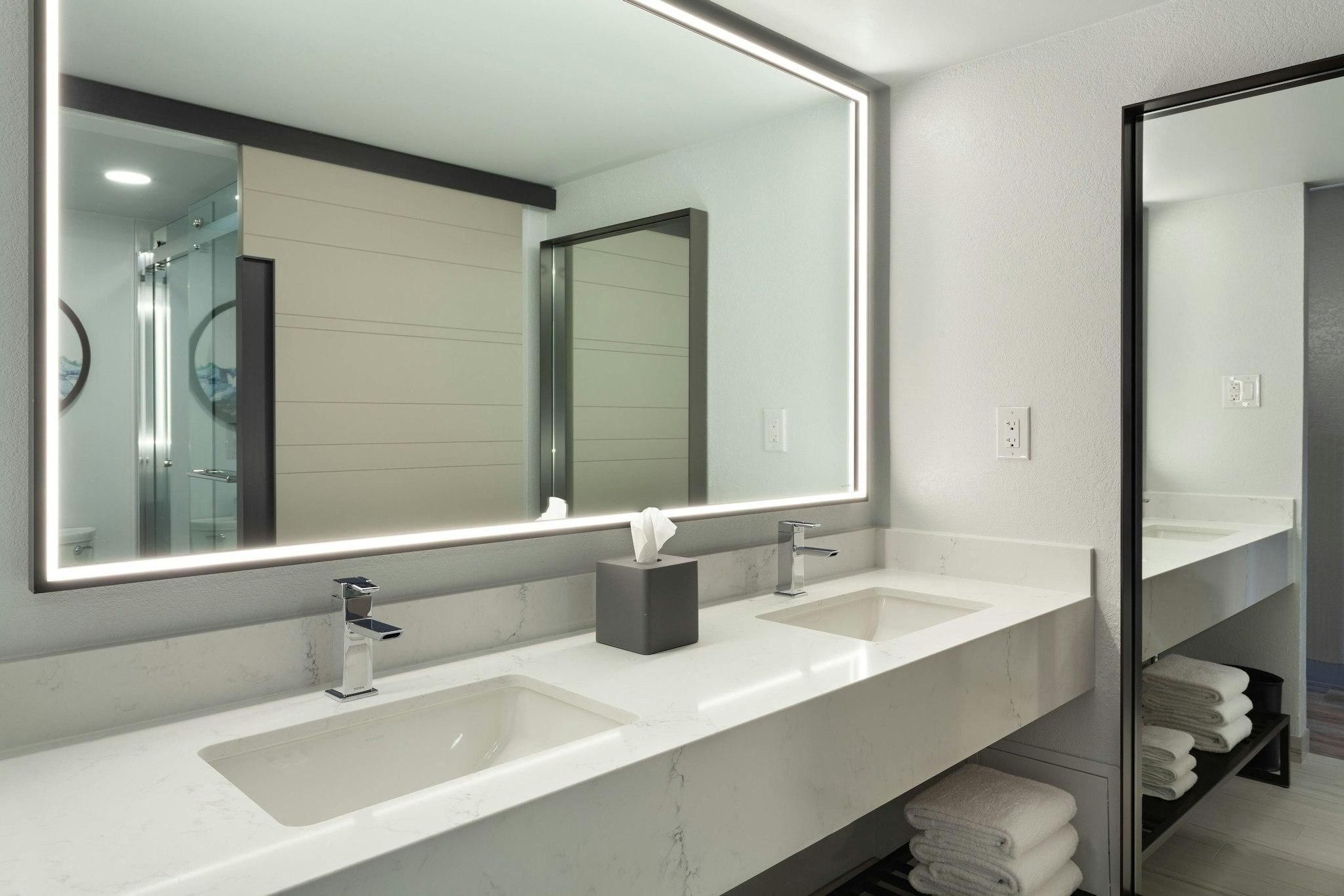 Guest Room, 1 King, Water Park View, Balcony