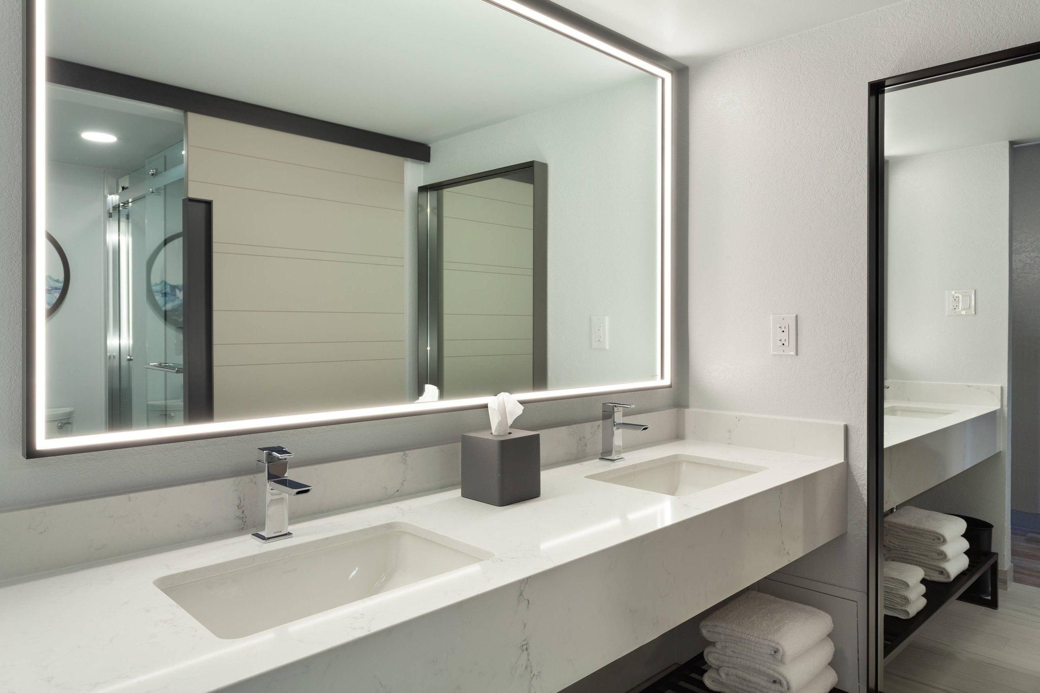 Guest Room, 1 King, Water Park View, Balcony