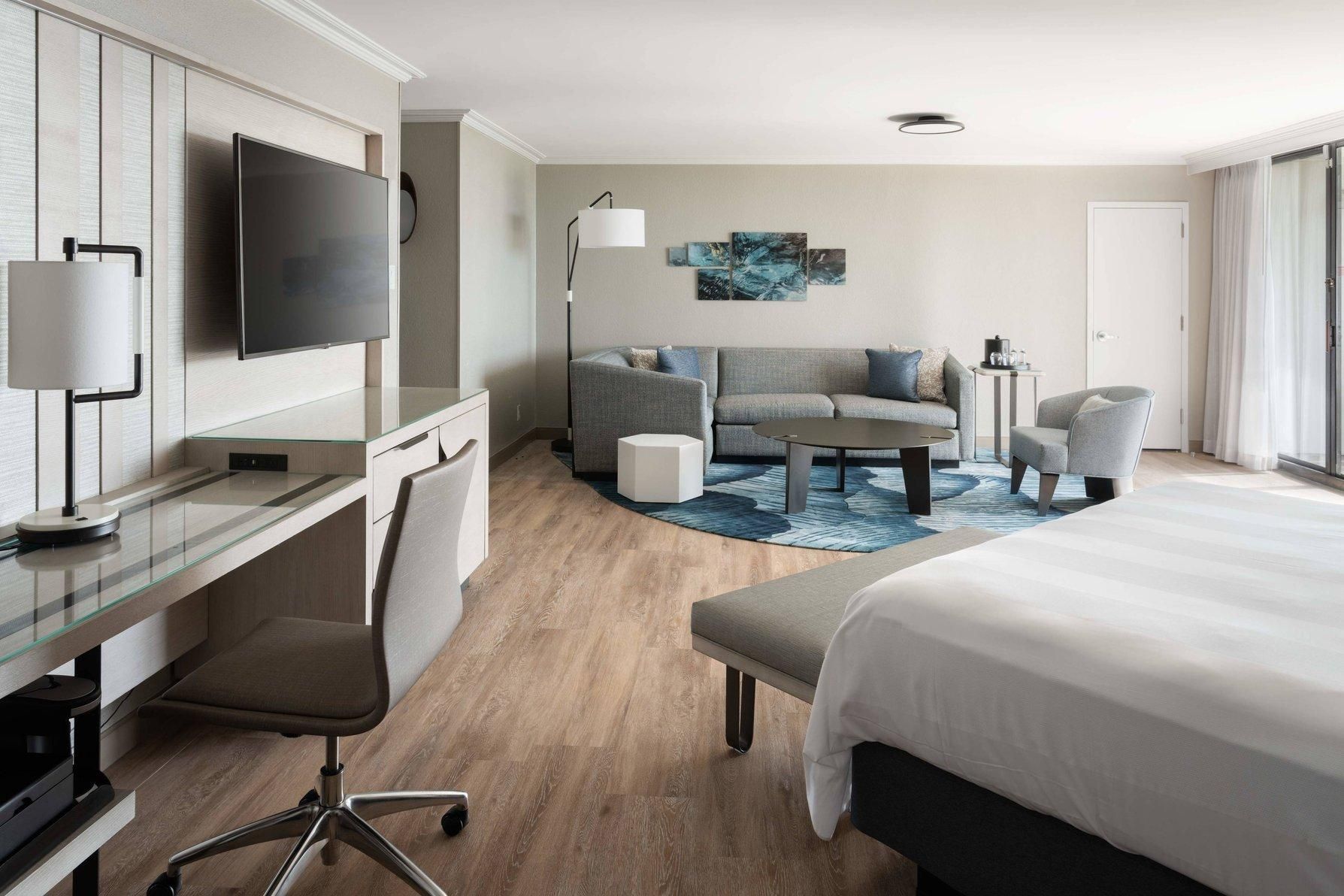 Executive, Suite, 1 King, Sofa bed, Pool view, Balcony