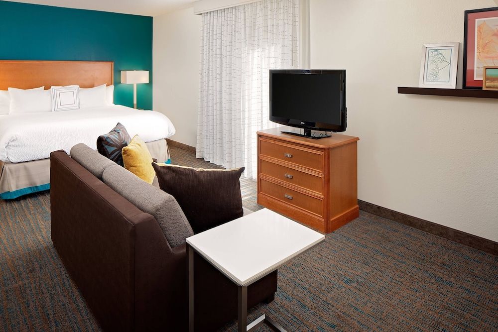 Studio, 1 King Bed with Sofa bed, Non Smoking (Mobility/Hearing Access, Roll-In Shwr)