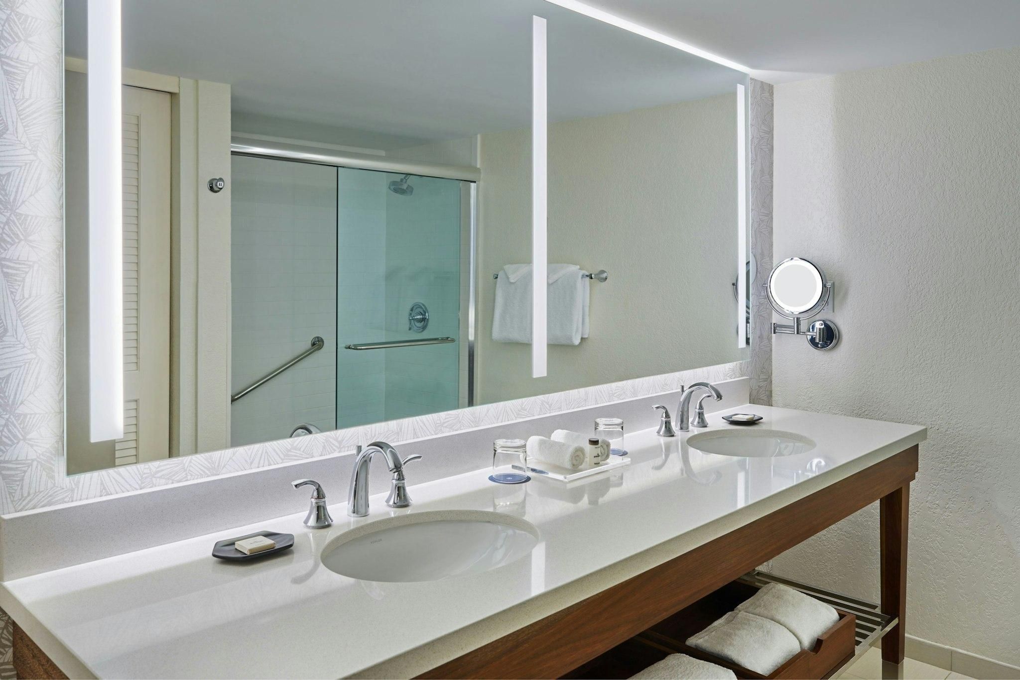 1 Bedroom Executive Suite, 1 King, Sofa beds: 2, Pool view