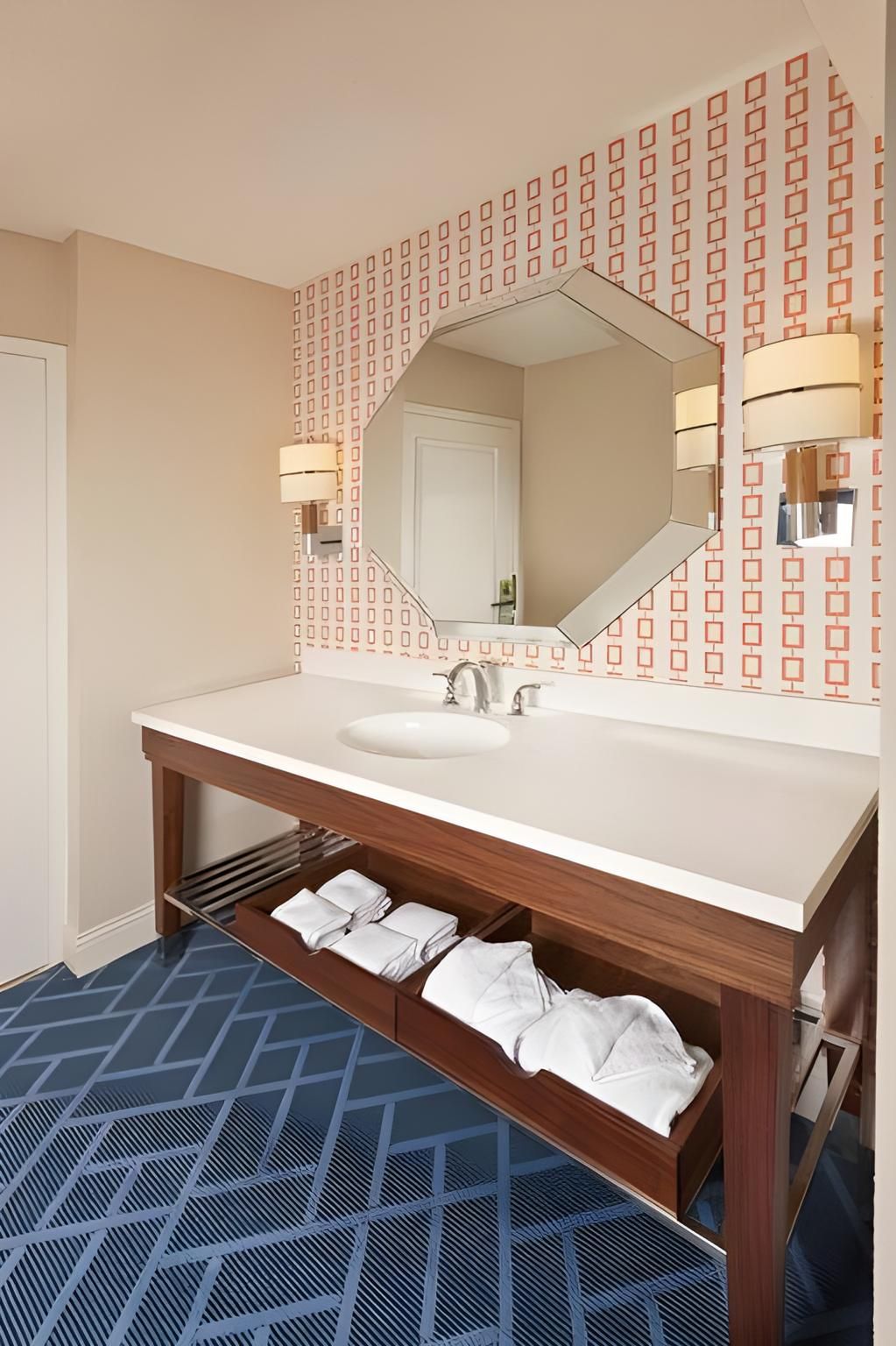Guest room, 2 Queen, Pool view