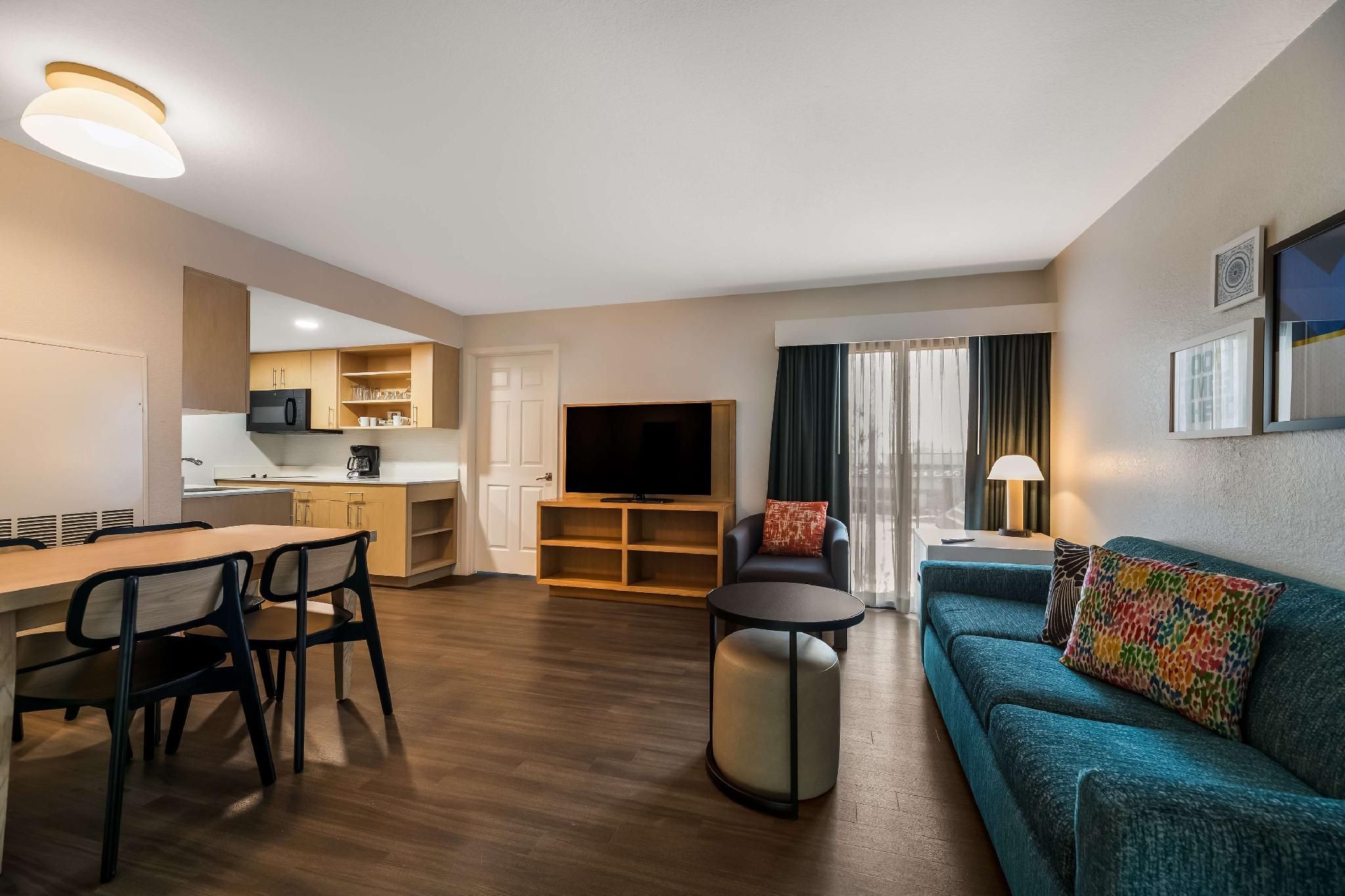 One Bedroom Suite - King - Courtyard View