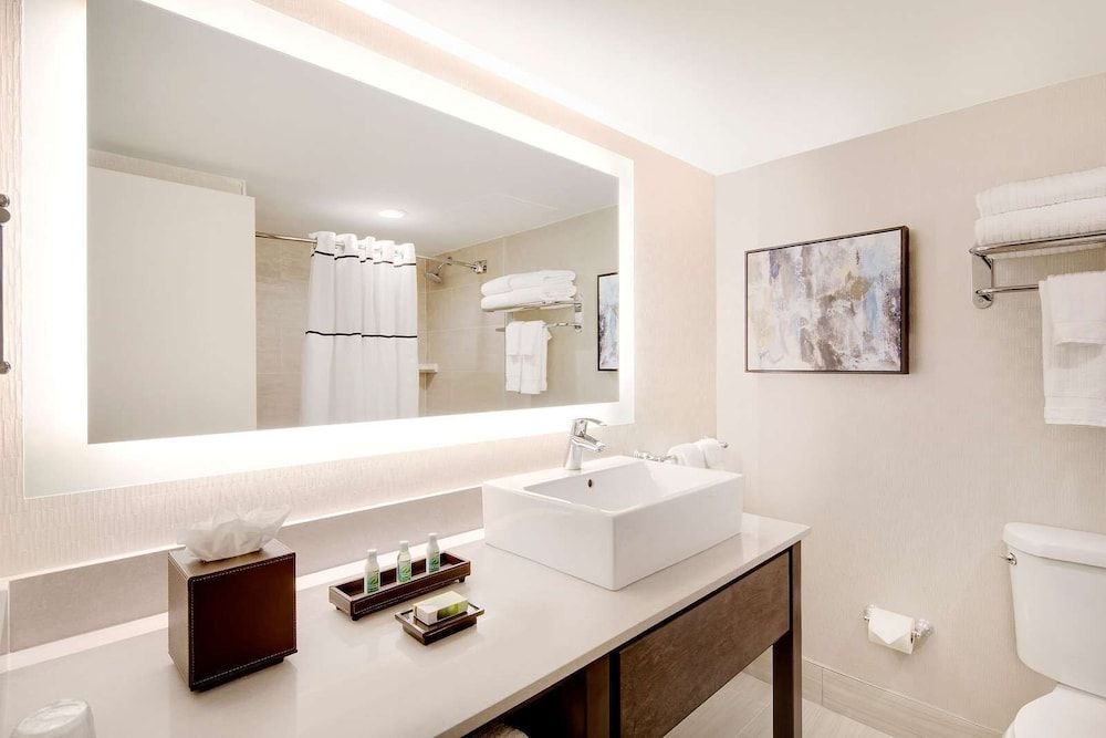 Florida Hotel & Conference Center in the Florida Mall Standard Room, 2 Queen Beds, Accessible, Bathtub 3